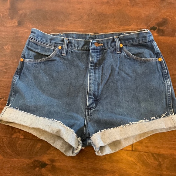 Vintage Wrangler High Waisted Denim Jeans Shorts 36 waist - Picture 2 of 4